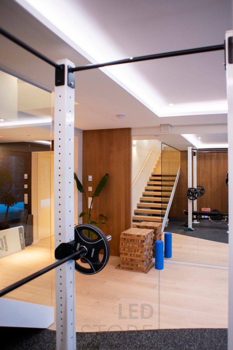 Led-lister som ger indirekt mjukt ljus i rummet, spotlights som ger belysning från downlights. Ledstore.fi